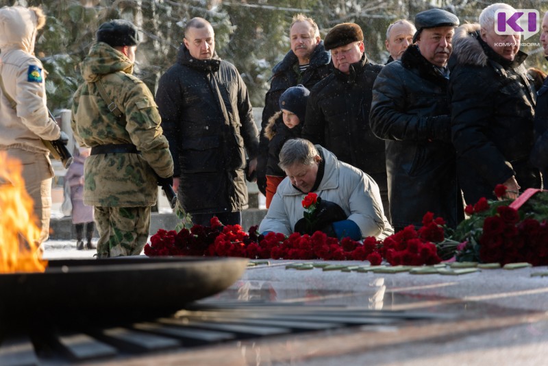 Возложение цветов к мемориалу Вечная слава в Сыктывкаре прошло без слов