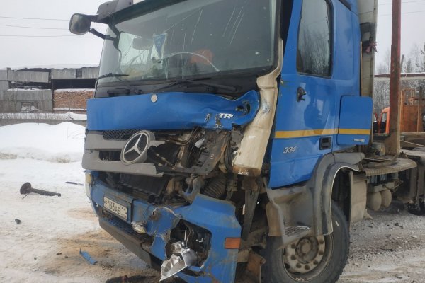 В Сыктывкаре два большегруза не поделили дорогу