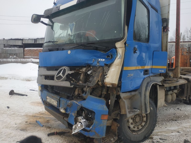 В Сыктывкаре два большегруза не поделили дорогу