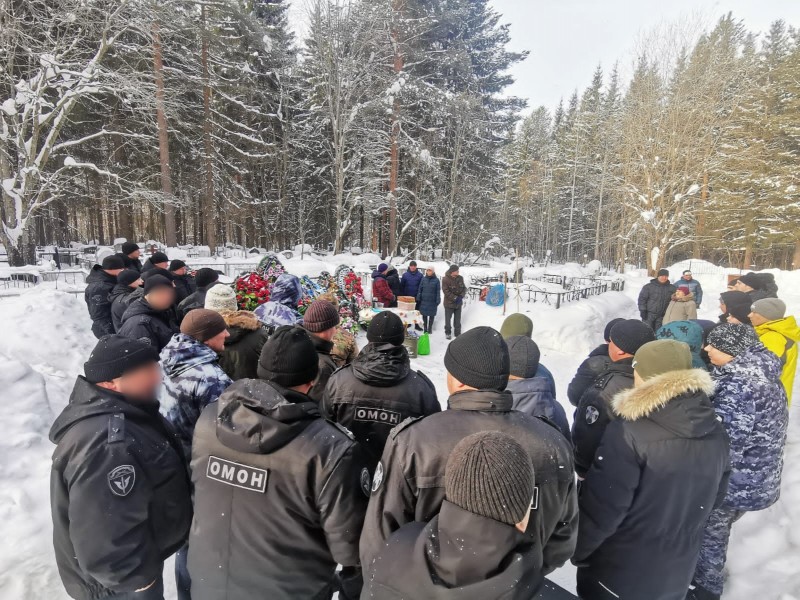 В Сыктывкаре росгвардейцы почтили память сослуживца, погибшего при исполнении служебного долга

