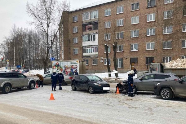 В Сыктывкаре столкнулись четыре иномарки, пострадали двое 