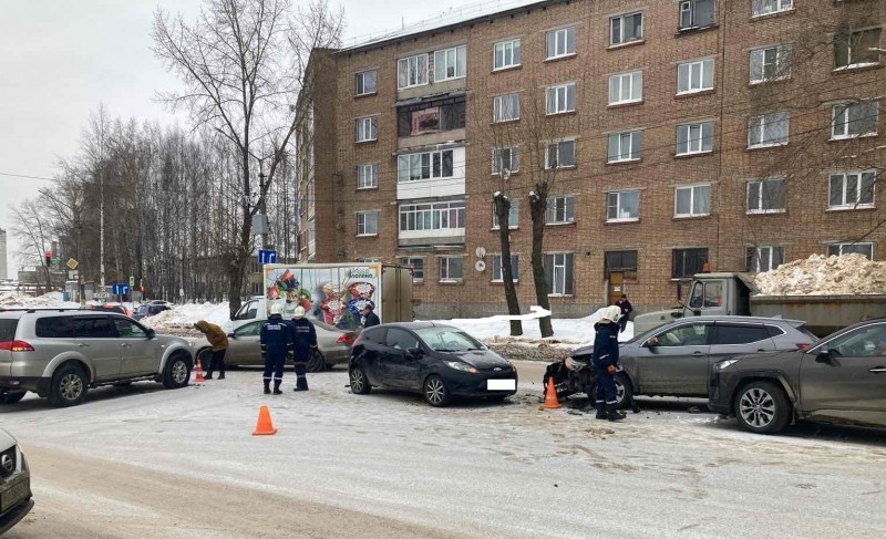 В Сыктывкаре столкнулись четыре иномарки, пострадали двое 