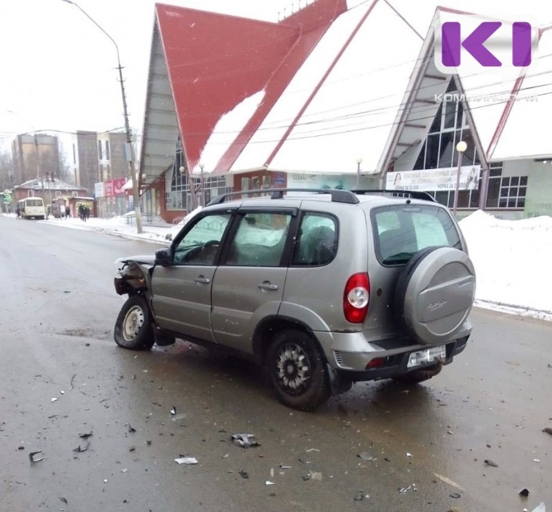 В Сыктывкаре около пешеходного перехода столкнулись Mitsubishi и Chevrolet 