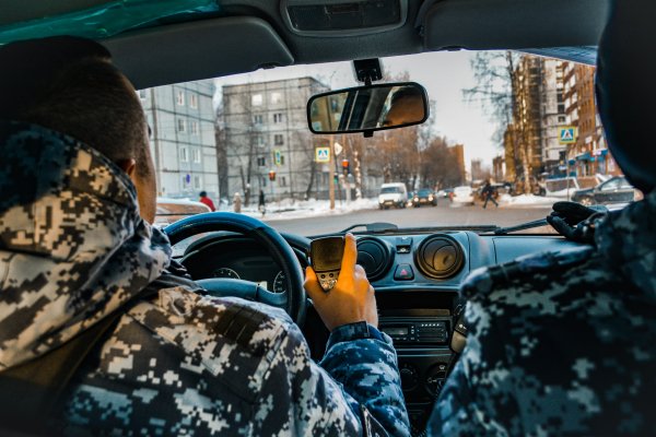 В Сыктывкаре росгвардейцы задержали нарушительниц, разбивших в кафе стулья и дверь

