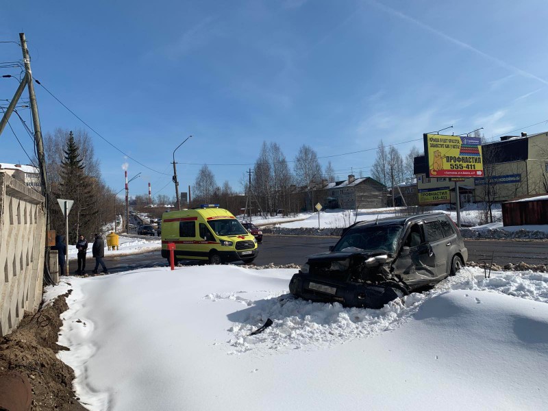 В Сыктывкаре водитель внедорожника не пропустил КамАЗ и моментально поплатился