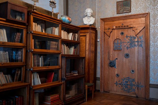 Знаменитая дверь Станиславского застрахована в 