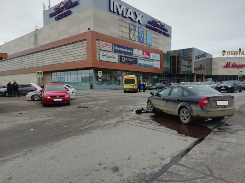 На парковке сыктывкарского ТРЦ "Макси" в двойном ДТП пострадала водитель "Лады"