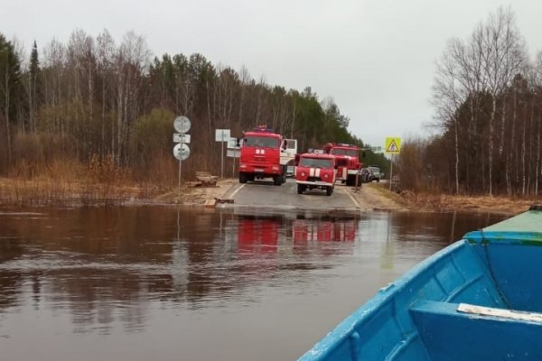 В Прилузье спасатели эвакуировали четырех пациентов и перевезли по бездорожью пожарных 