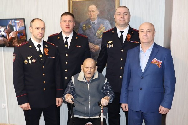 Полицейские Коми поздравили 103-летнего ветерана Великой Отечественной войны Федора Симпелева с Днем Победы