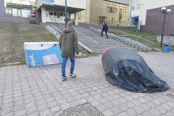 Сыктывкарцев вывел из себя батут, который валяется в центре города