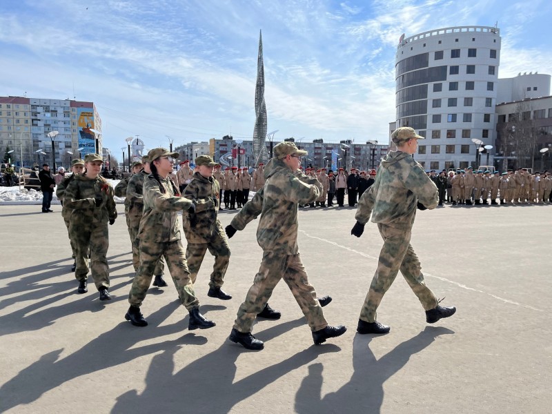 Юнармейцы из усинских школ строем и с песней промаршировали по главной площади города