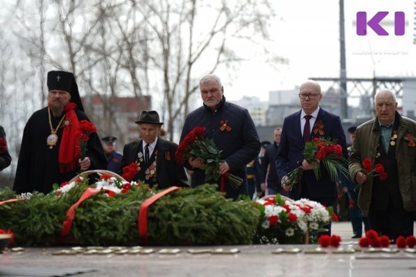 В Сыктывкаре празднование Дня Победы началось с возложения цветов к мемориалам