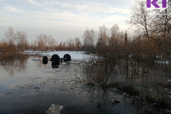 В Интинском районе на реке перевернулся вездеход с тремя охотниками, один погиб 