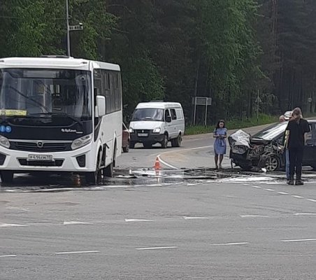 В Сыктывкаре произошла авария с участием маршрутки и японской малолитражки