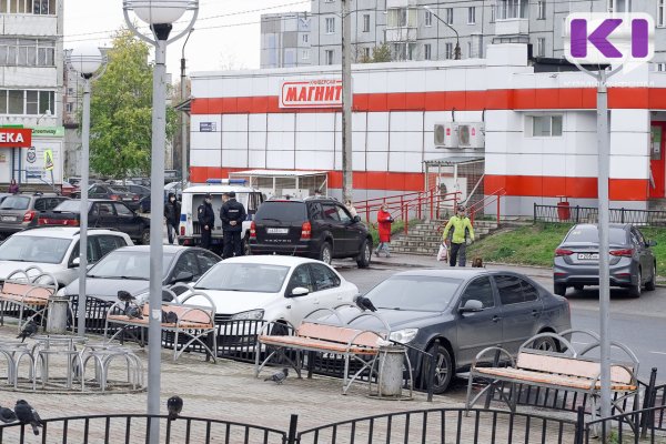 В Сыктывкаре медики и спасатели спустили с крыши магазина нетрезвого мужчину