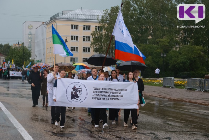 Грозовые облака: ненастье не помешало студентам получить дипломы на главной площади Коми