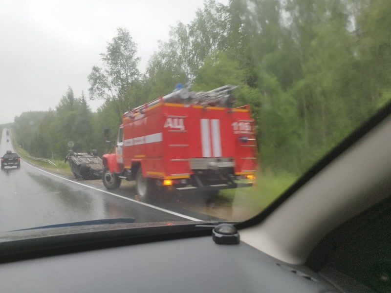 В Сыктывдине водитель перевернул машину на дороге