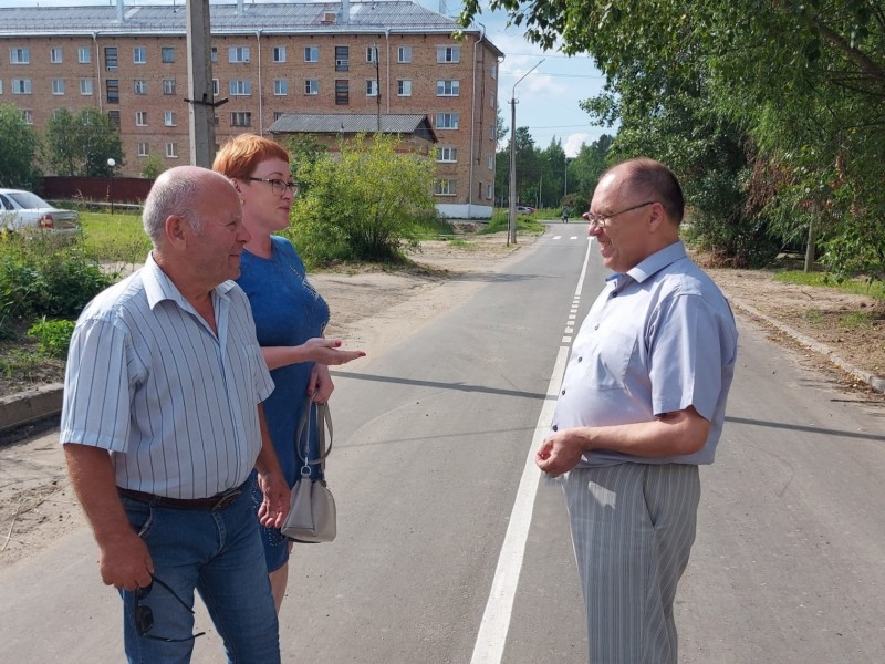 В Жешарте проверили ремонт проезда к детскому саду и благоустройство новых пешеходных зон