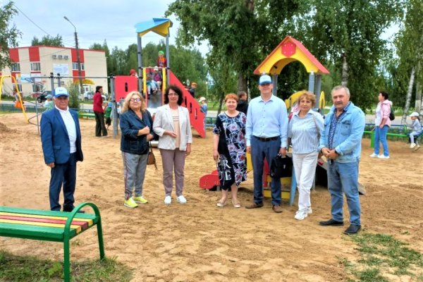 В Усть-Вымском районе открыли новую детскую площадку и провели реконструкцию памятника Защитникам Отечества