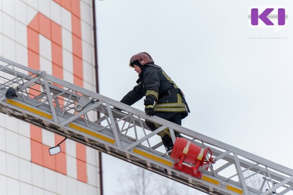 В Выльгорте загорелся многоквартирный дом, спасли двух человек