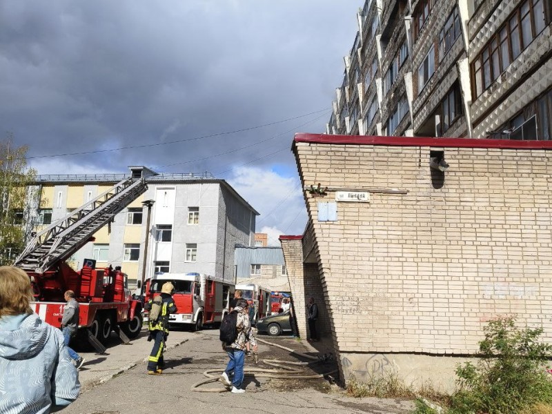 В центре Сыктывкара произошел пожар в многоквартирном доме