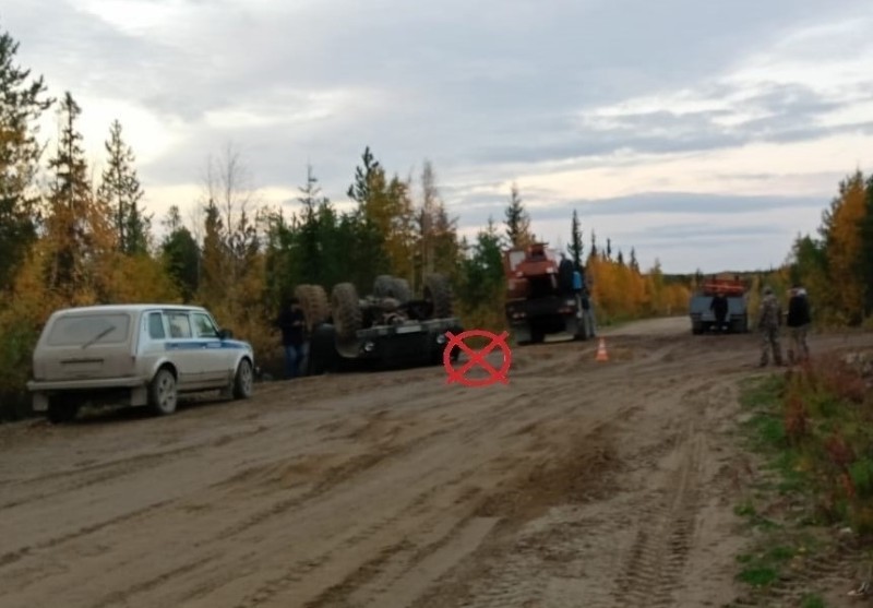 В Усинске опрокинули "Урал" во время буксировки 