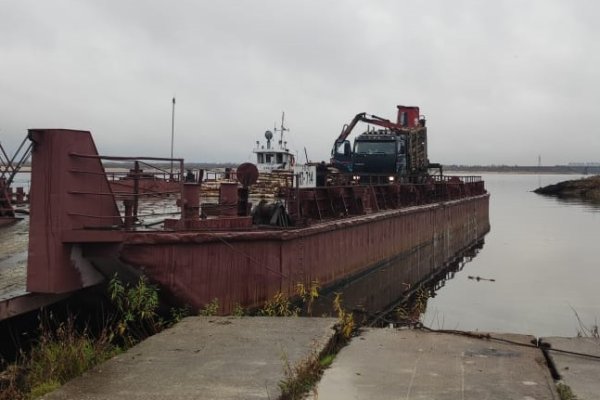 В село Приуральское баржей доставили первые 200 кубометров дров