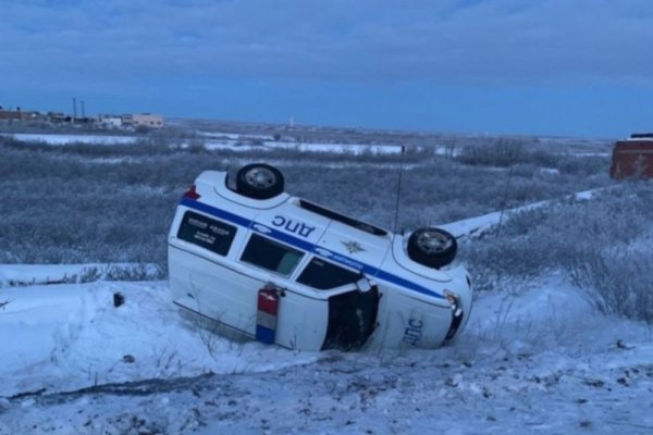 Под Воркутой полицейский УАЗ опрокинулся в кювет