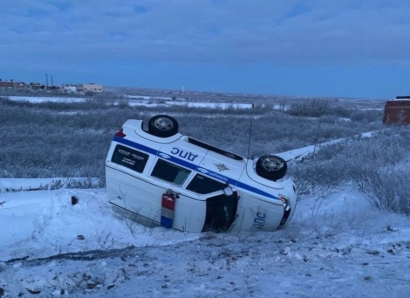 Под Воркутой полицейский УАЗ опрокинулся в кювет