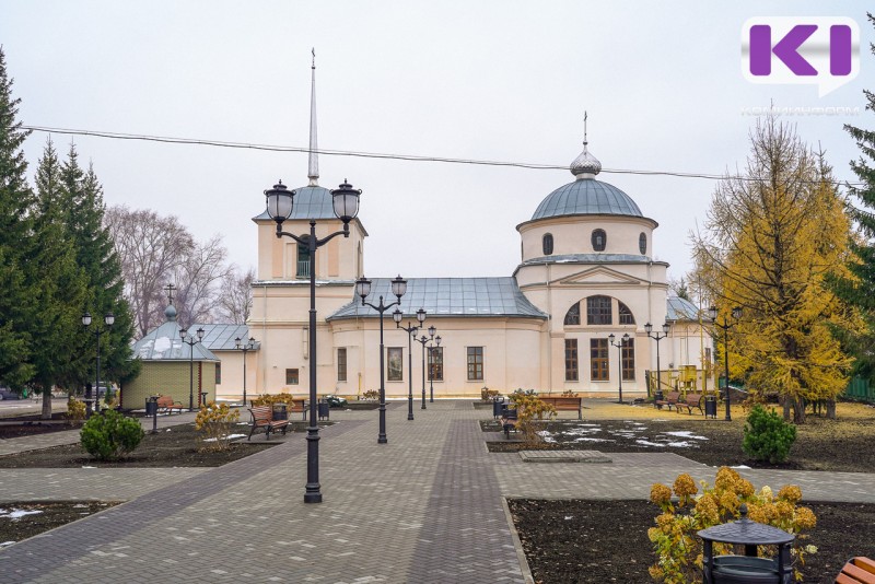 Сыктывкарские спасатели выезжали на помощь девушке, которая лежала около Свято-Вознесенского храма