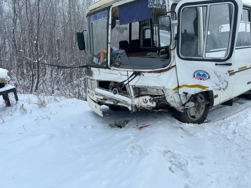 Погибший после столкновения с автобусом под Усинском 19-летний водитель "Нивы" получил права в прошлом году