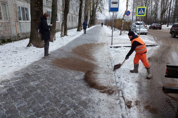 Коммунальщики Сыктывкара вышли на борьбу с гололедом