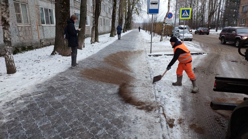 Коммунальщики Сыктывкара вышли на борьбу с гололедом