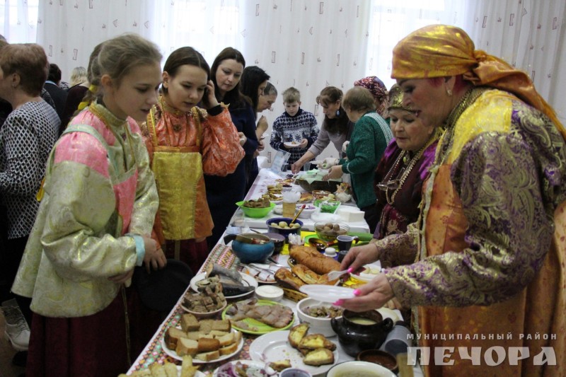 В печорском "Досуге" в День народного единства развернулись национальные подворья
