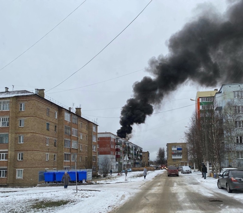 В Сосногорске потушили пожар на кровле многоквартирного дома