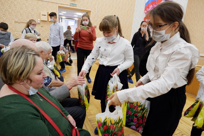 "Единая Россия" запустила благотворительную акцию "Серебряная елка"