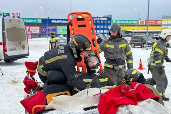 В День памяти жертв ДТП в Сыктывкаре экстренные службы продемонстрировали, как спасают пострадавших в авариях