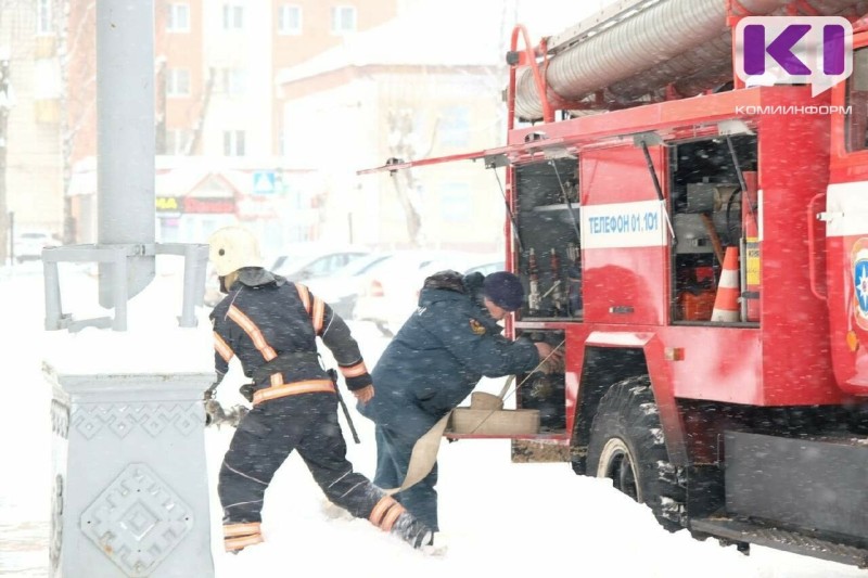 В Коми на пожаре спасли двух человек, еще 42 эвакуировались самостоятельно