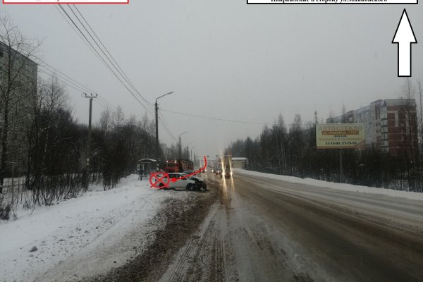 В Эжвинском районе водитель Volkswagen Polo врезался в опору линии электропередачи
