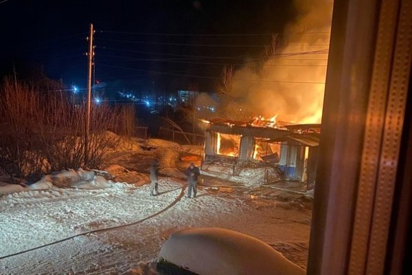 В Коми за сутки сгорели два здания - в поселках Войвож и Усогорск