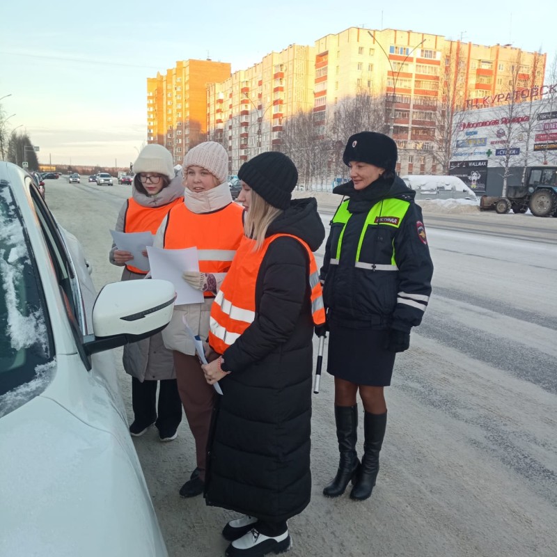 Ухтинские школьники напомнили водителям о необходимости соблюдения дистанции