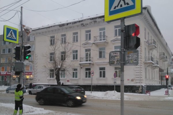 В Сыктывкаре ведется очистка светофоров и дорожных знаков от налипшего снега