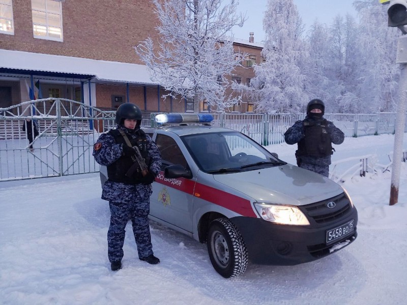 В печорской школе росгвардейцы задержали нетрезвого мужчину