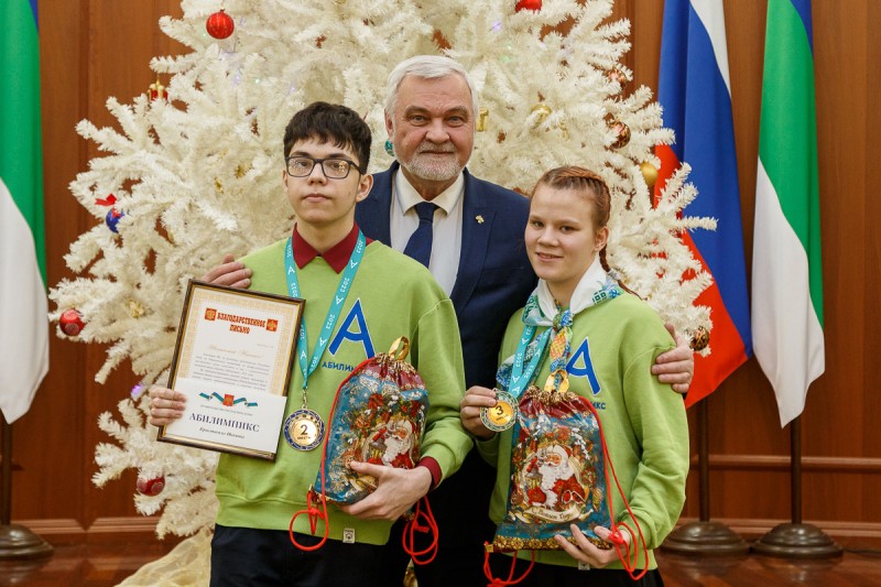 Владимир Уйба вручил награды медалистам Национального чемпионата "Абилимпикс"