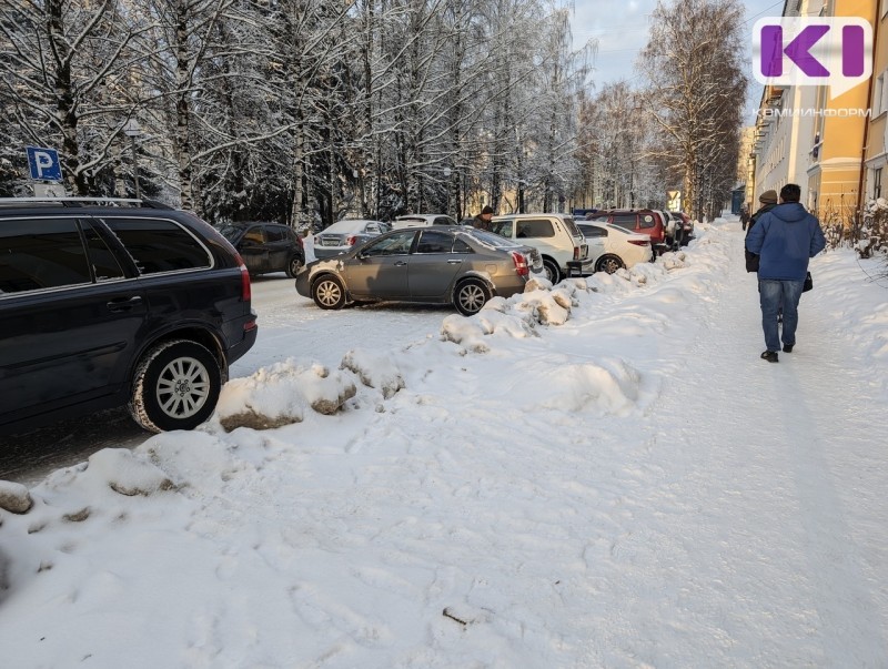 Сыктывкарцы жалуются на снежные завалы в центре города