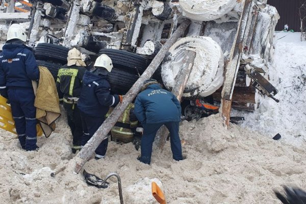 Пострадавших в аварии под Сыктывкаром женщину и ребенка достали из придавленной лесовозом машины