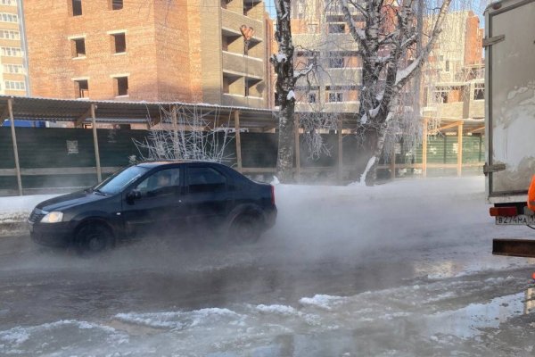 В Сыктывкаре на ул.Колхозной устраняют утечку на сетях холодного водоснабжения