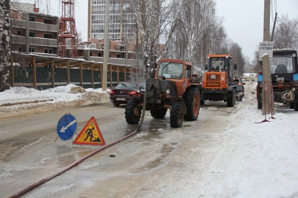 Утечка по улице Колхозной в Сыктывкаре устранена