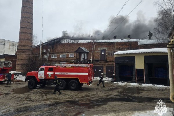 Четыре звена газодымозащитной службы тушат пожар в цехе хлебобулочных изделий 