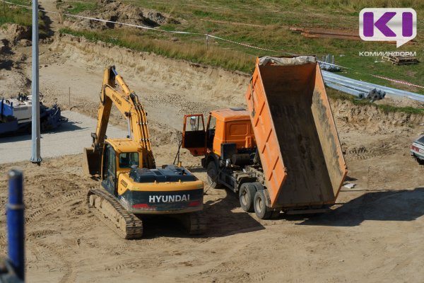 В Коми водитель выпрыгнул из кабины самосвала во время опрокидывания большегруза 